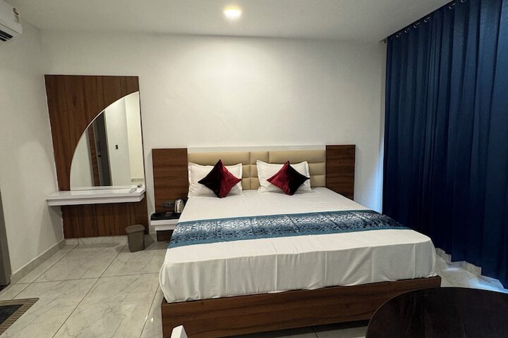 Room 3 of 9