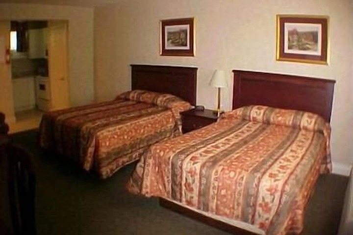 Classic Room 2 Double Beds (3 of 3)