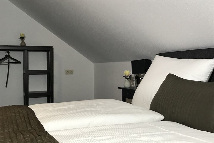 Room 8 of 33