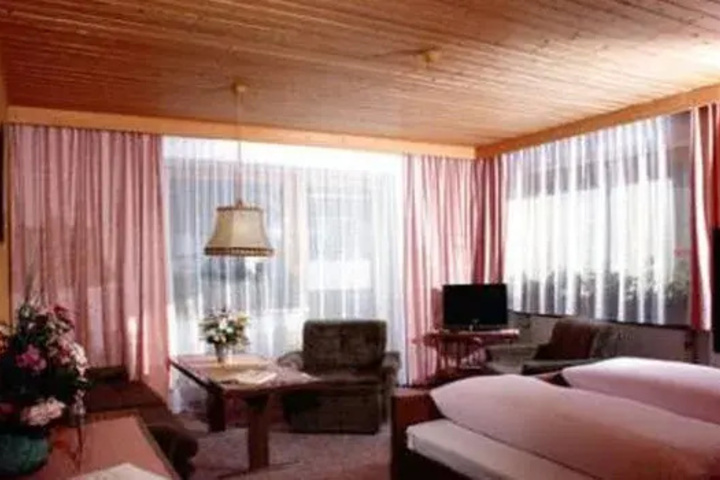 Room 3 of 8