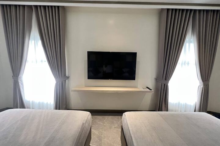 Room 8 of 16