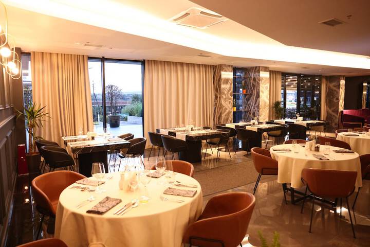 Dining 60 of 84