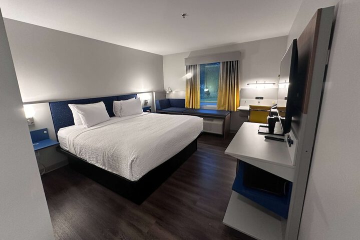 1 King Bed (8 of 9)