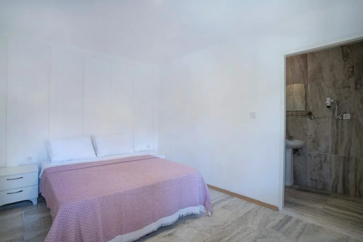 Room 2 of 10