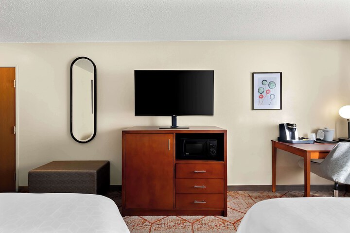 2 Queen Beds Microwave and Refrigerator Full Breakfast (5 of 14)
