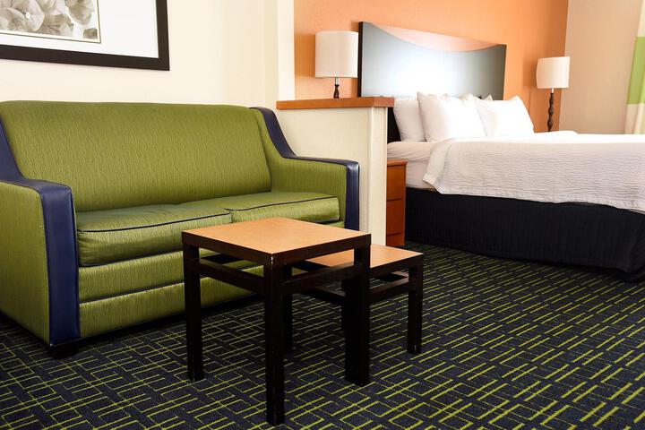 1 Queen Bed (3 of 10)
