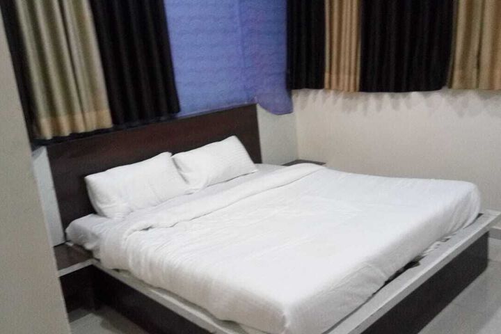 Room 5 of 11