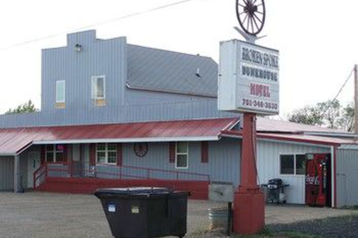 Exterior of Broken Spoke Bunkhouse Motel