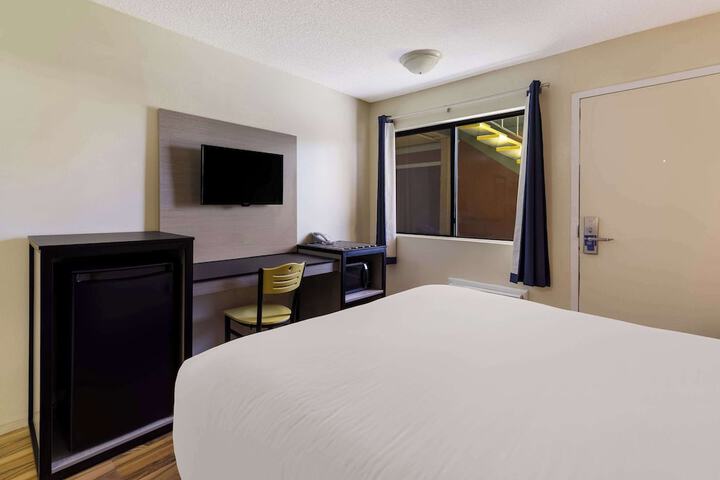 1 Queen Bed (10 of 17)