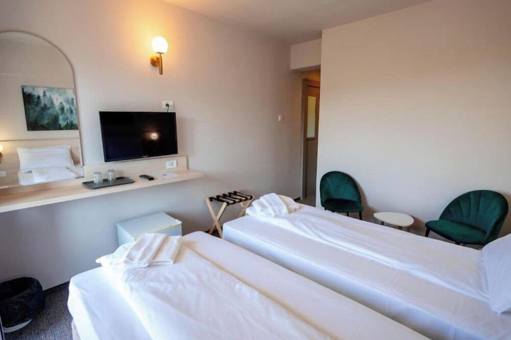 Room 8 of 28