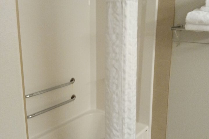 1 Queen Bed Accessible Room (19 of 32)