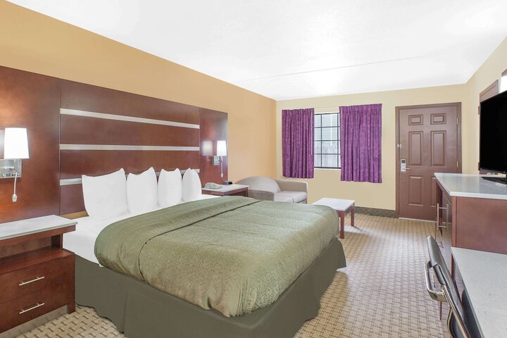 1 King Bed (5 of 9)