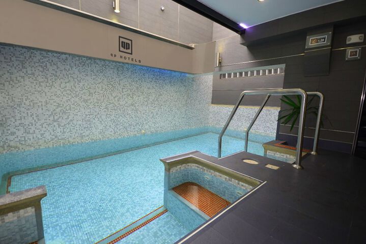 Hotel Pool