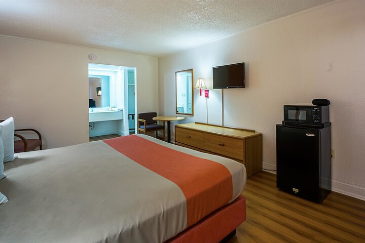 1 King Bed (6 of 14)