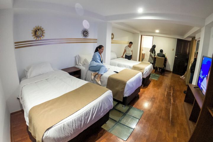 Room 10 of 32