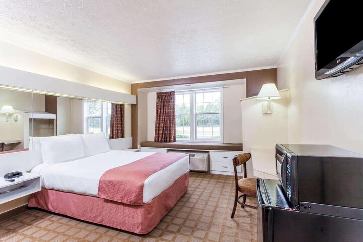 1 Queen Bed (4 of 10)