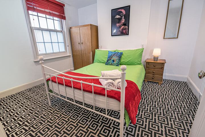 Room 6 of 17