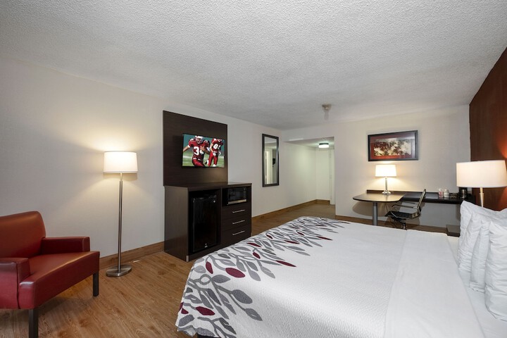 Deluxe King Bed (8 of 14)