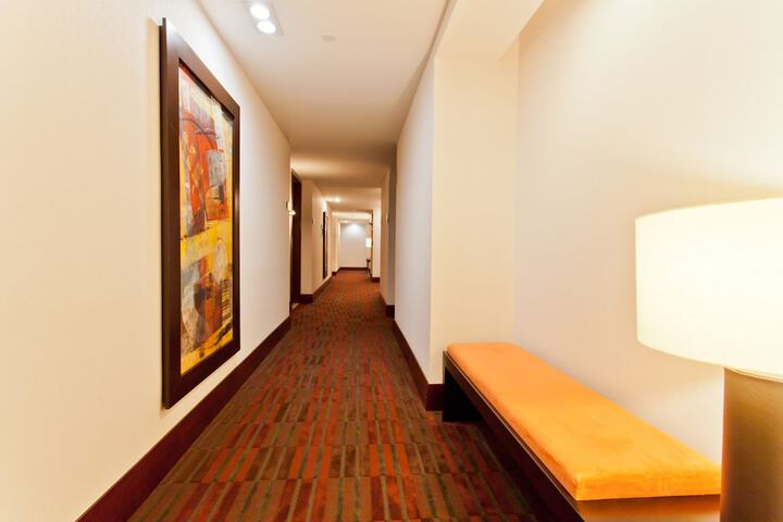 Ballroom/Hall 17 of 18