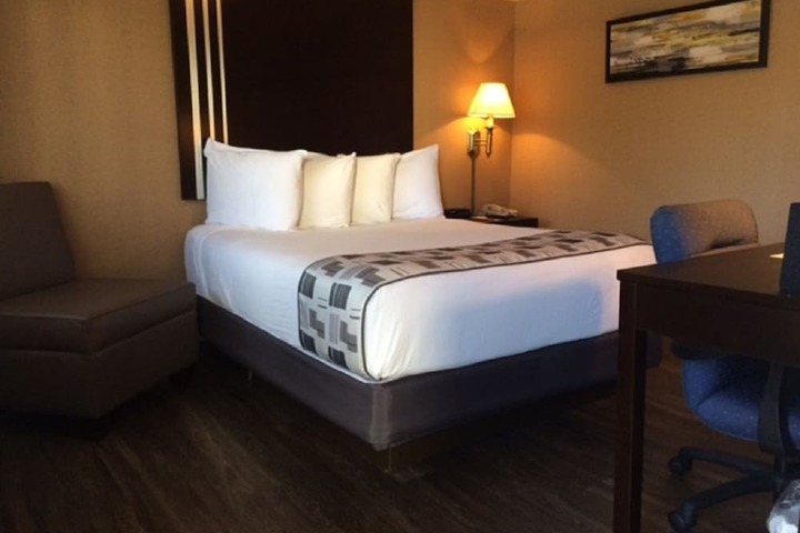 1 Queen Bed (5 of 6)