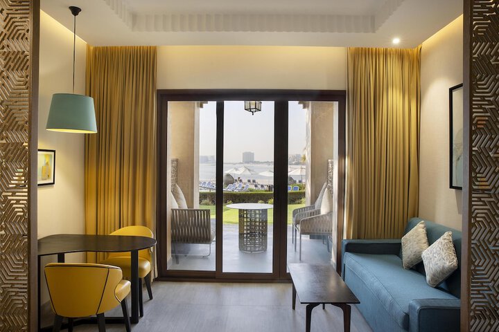 Room 42 of 200