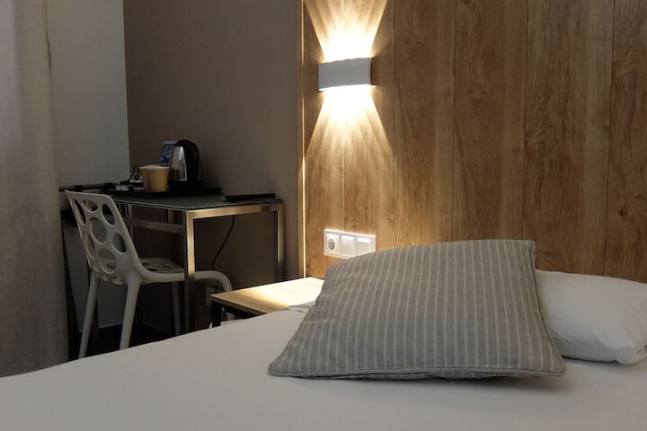 Room 9 of 18
