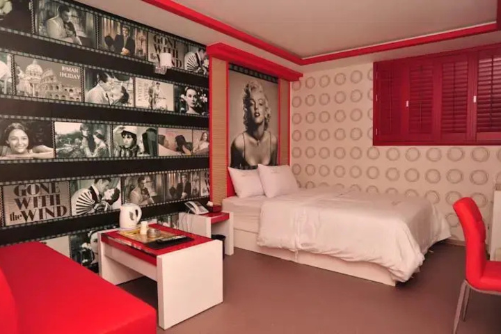 Room 9 of 10