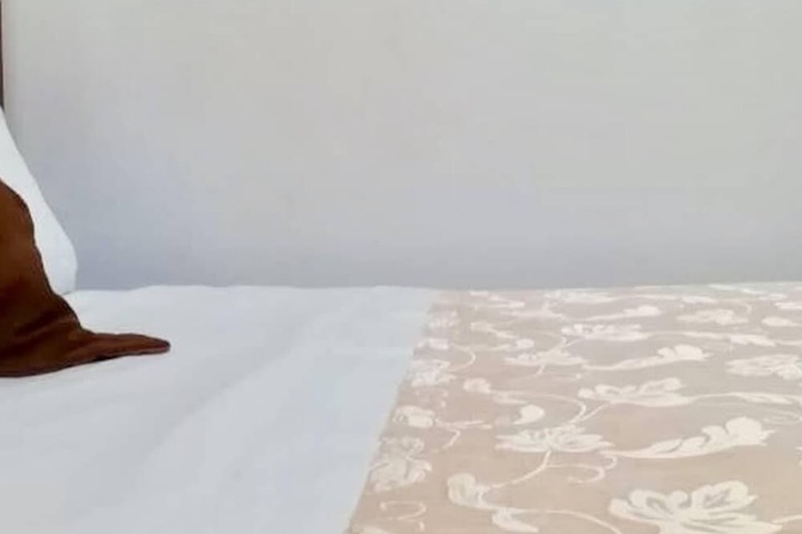 Room 6 of 13