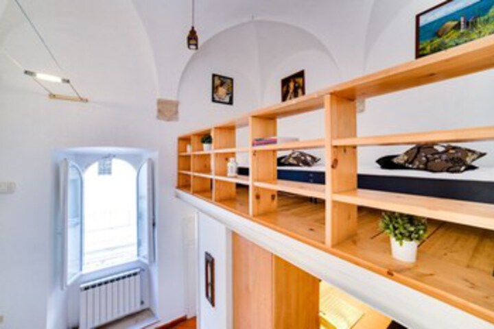 Room 6 of 24