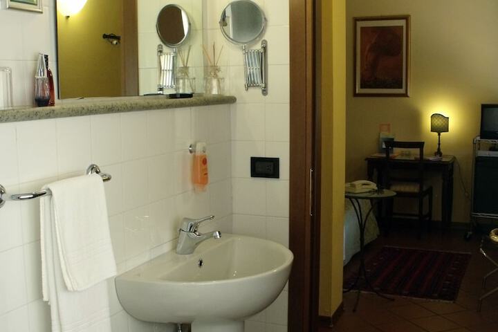 Room 32 of 46