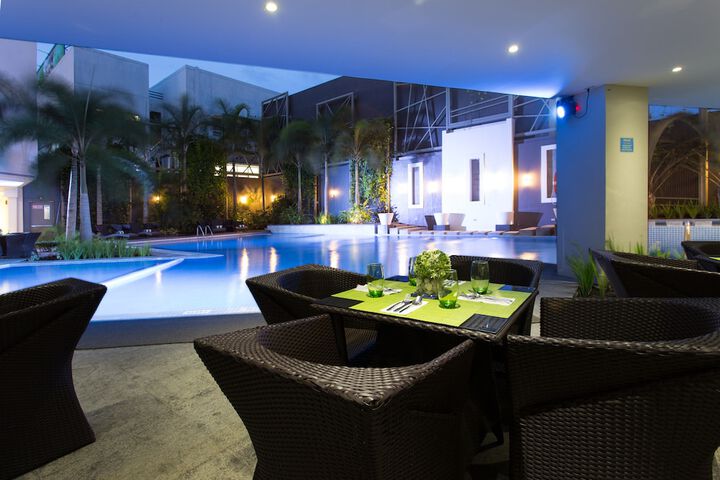 Hotel Pool