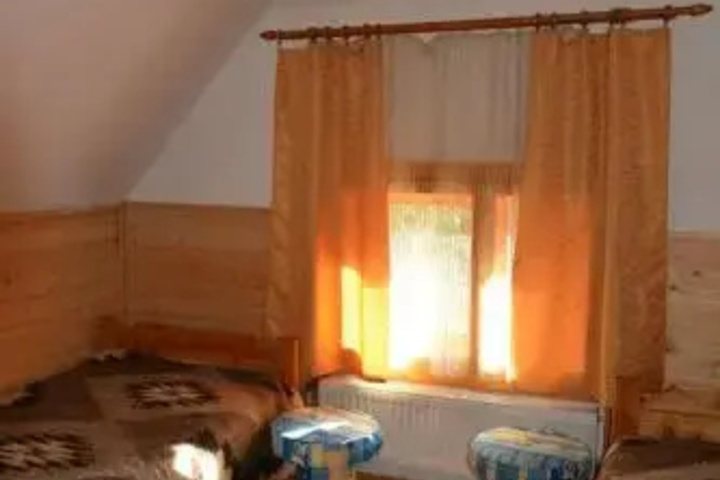 Room 6 of 10
