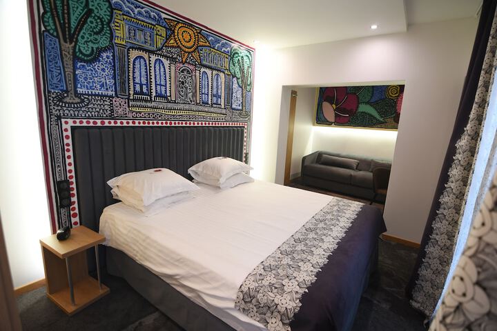 Room 34 of 104