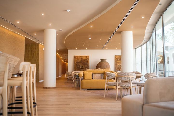 Lounge 102 of 120