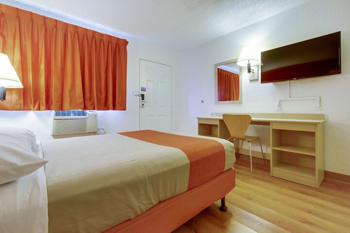 Room 6 of 32