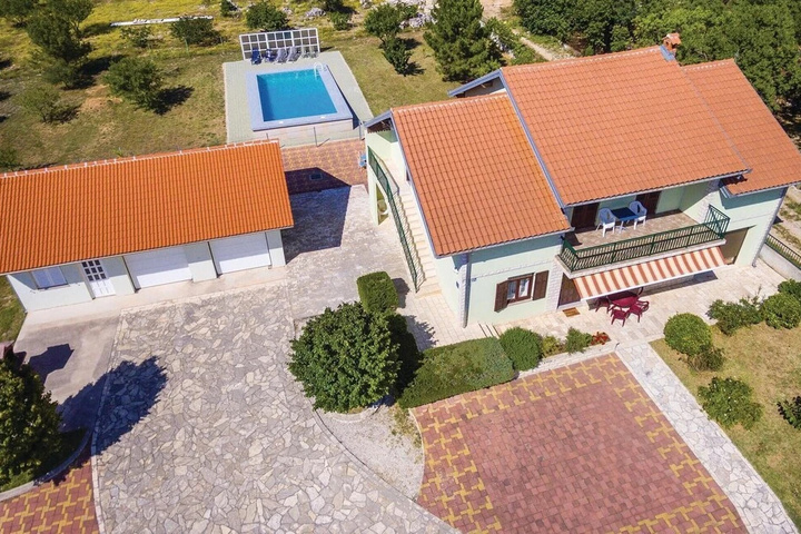Amazing Home in Lisicic With 4 Bedrooms Wifi and Outdoor Swimming Pool