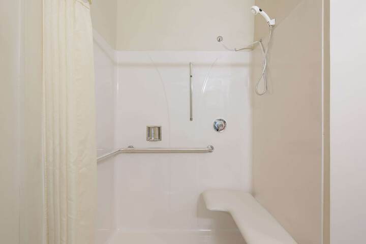 1 King Bed (6 of 7)