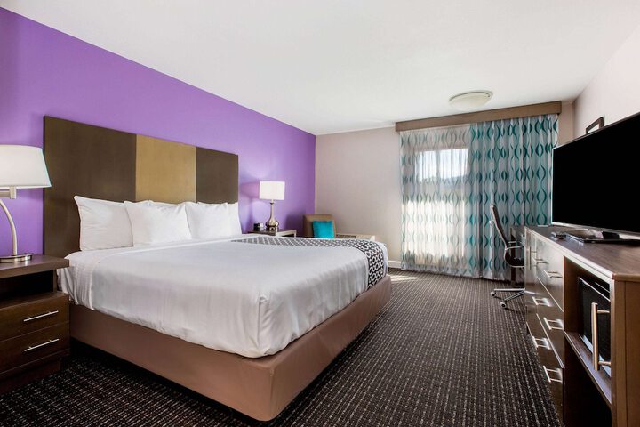 1 King Bed (3 of 8)