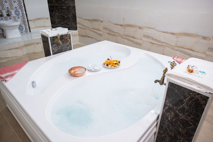 Jetted tub