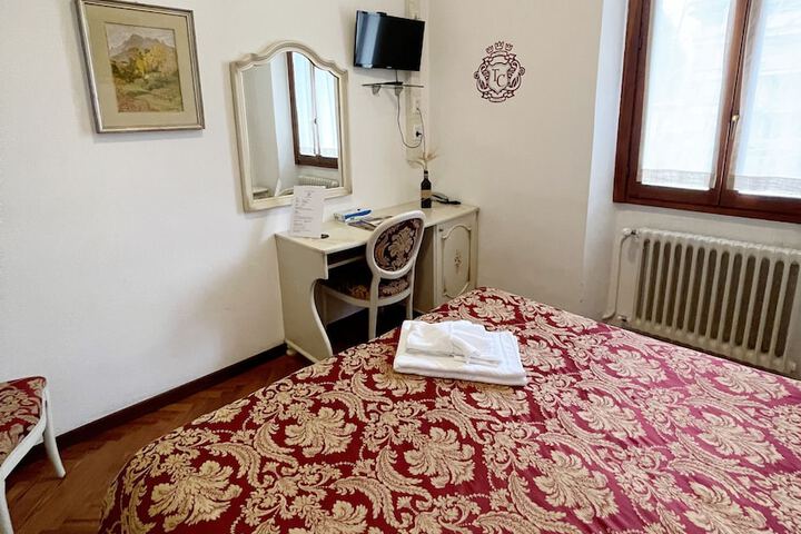 Room 9 of 38