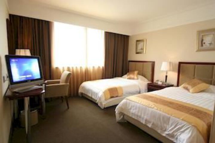 Room 6 of 14