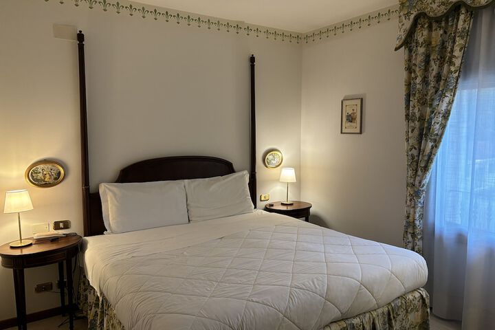 Room 32 of 177