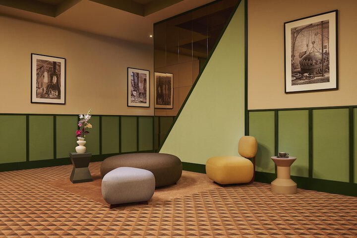 Lounge 23 of 33