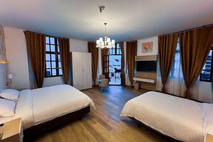 Room 7 of 90