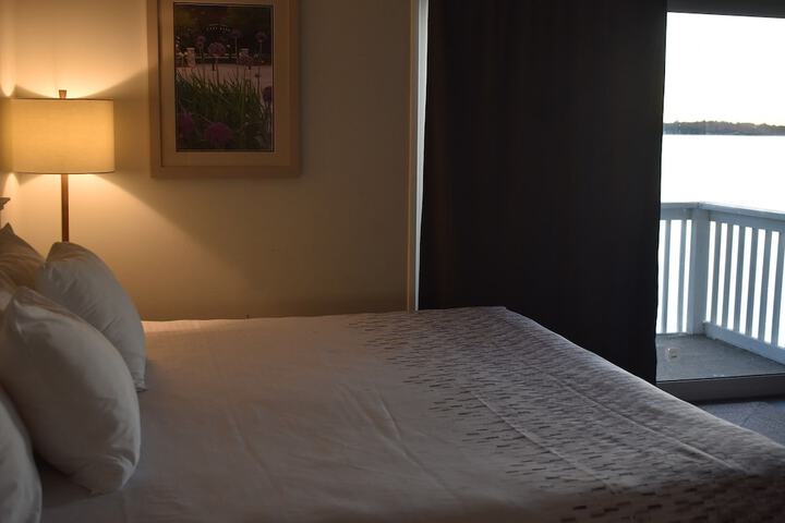 Room 9 of 18