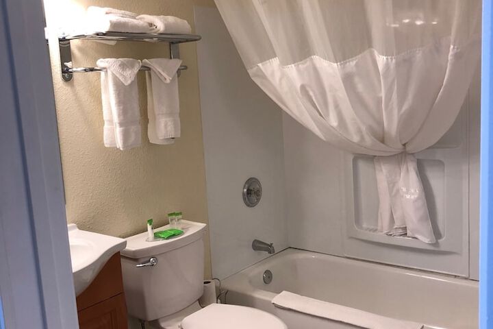 Room 13 of 18