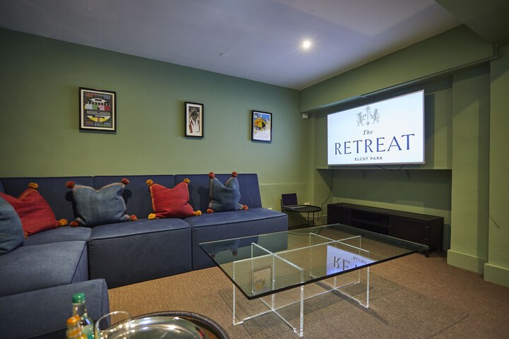 Lounge 128 of 151