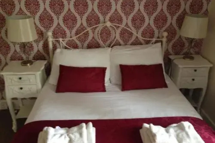 Room 7 of 12