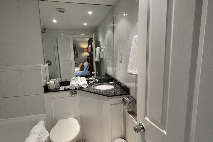 Room 33 of 39