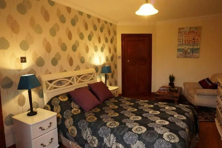 Room 5 of 12